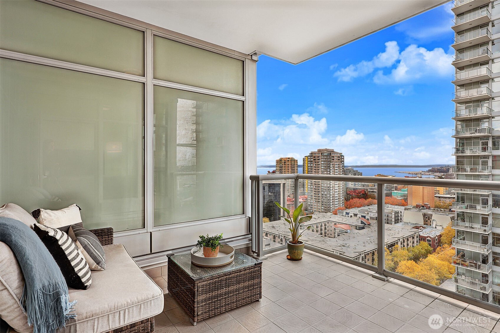 588 Bell Street Unit: 2008S