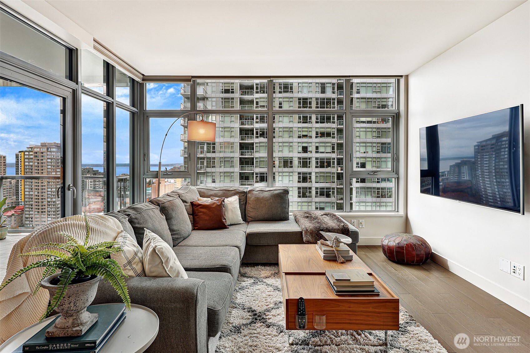 588 Bell Street Unit: 2008S