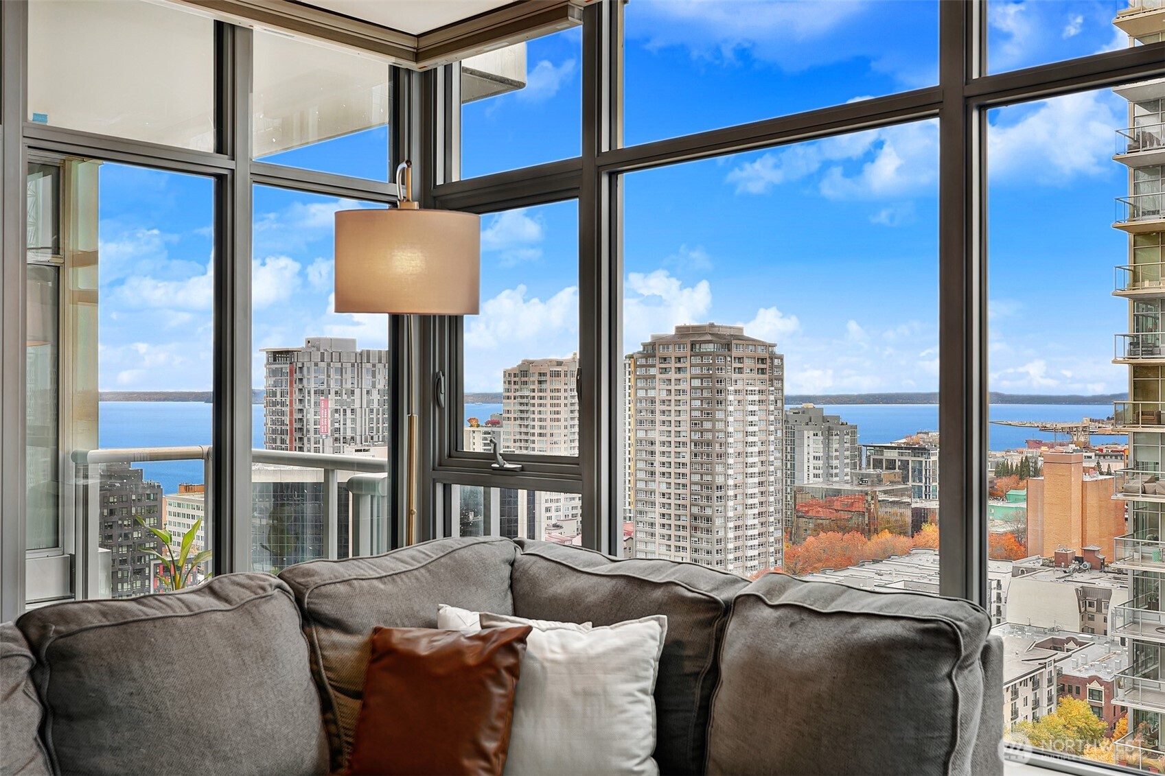 588 Bell Street Unit: 2008S