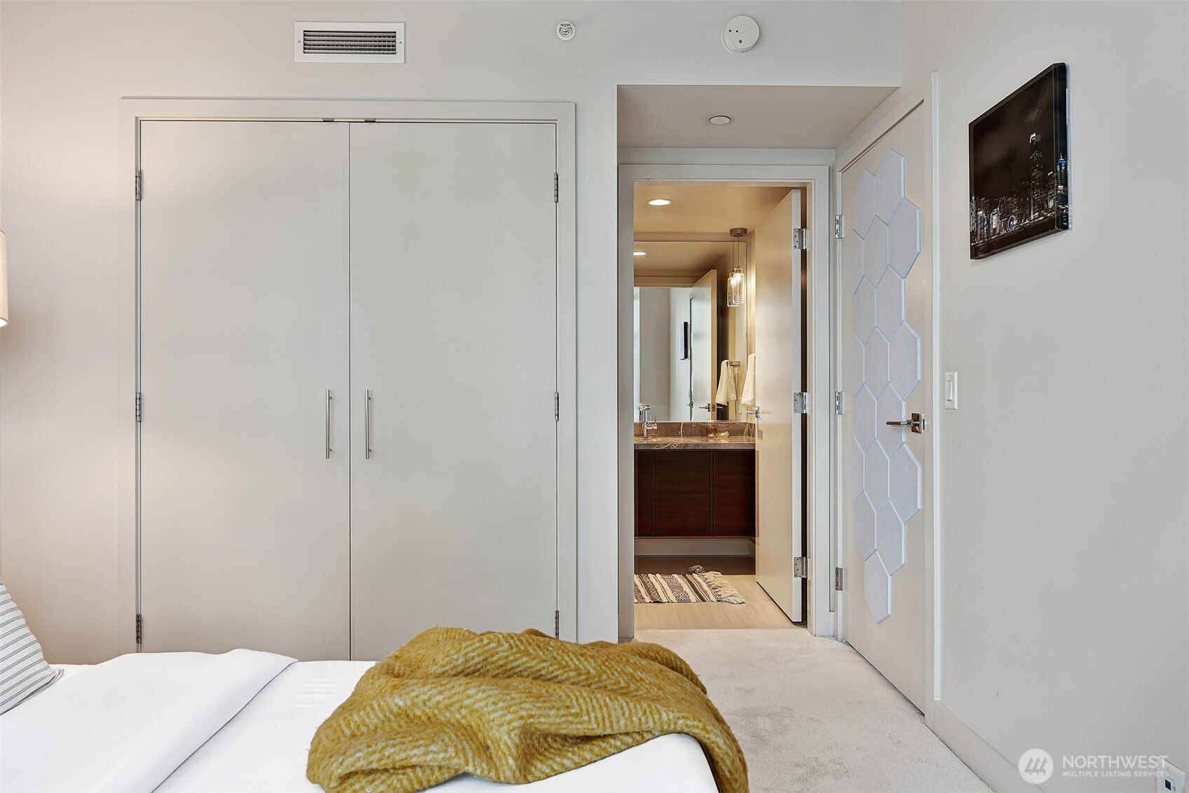 588 Bell Street Unit: 2008S