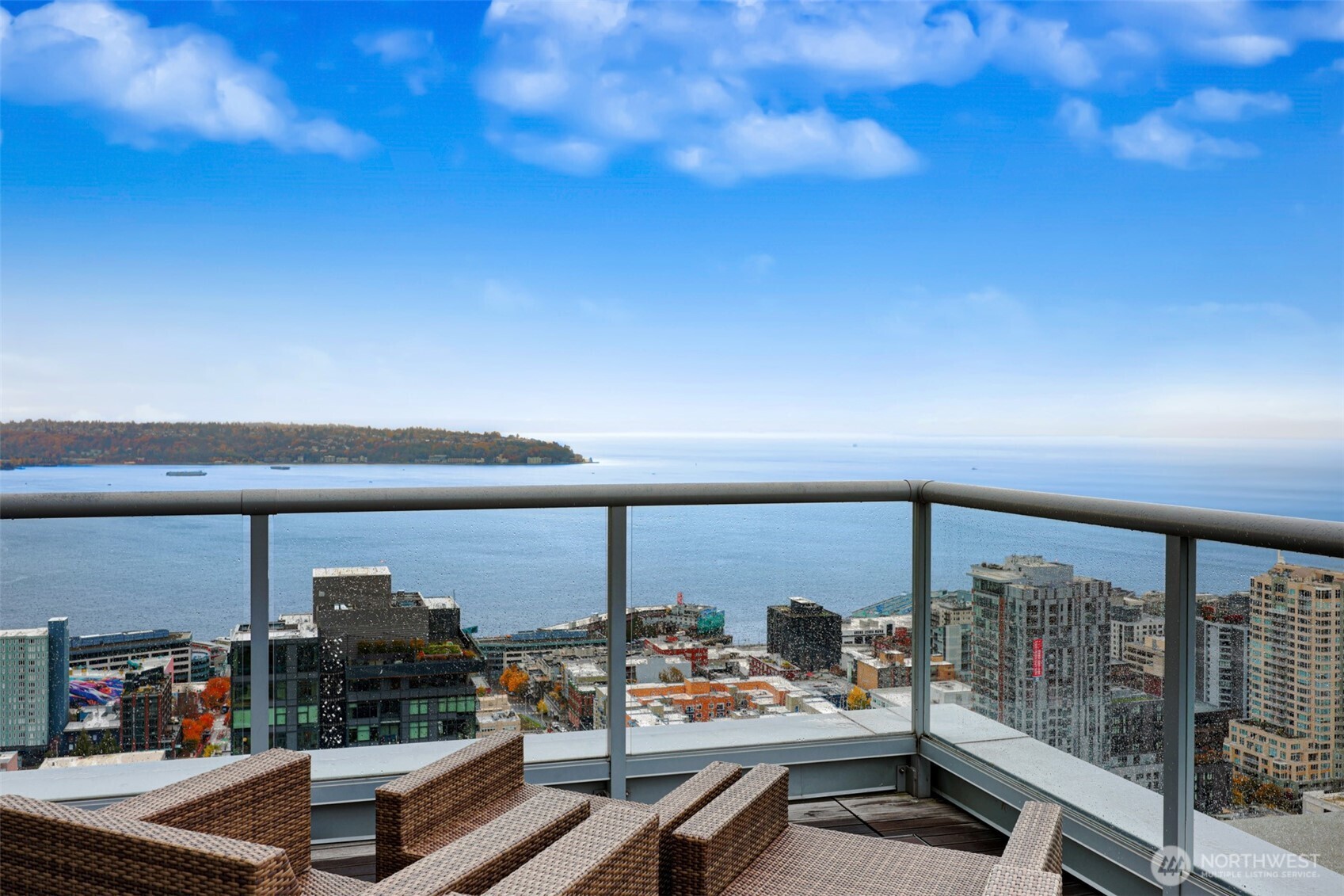 588 Bell Street Unit: 2008S