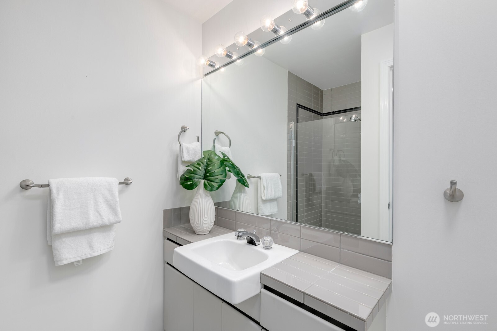 2410 Aurora Avenue N Unit: 106