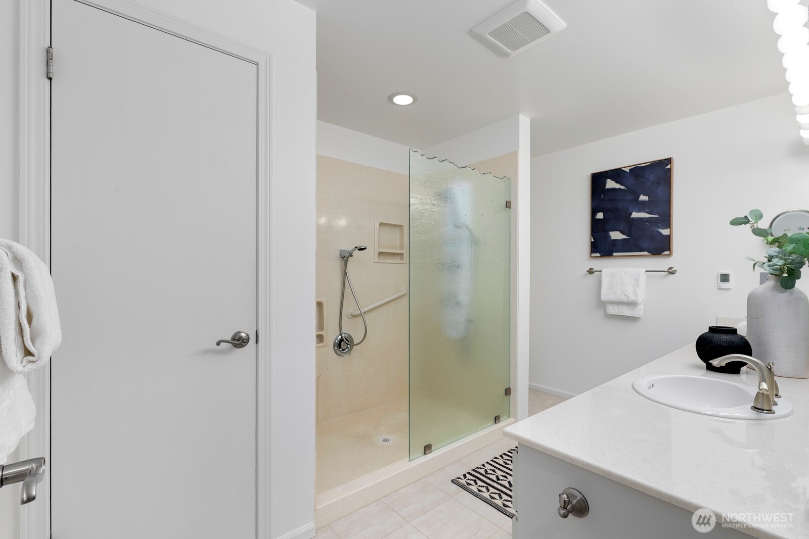 2410 Aurora Avenue N Unit: 106