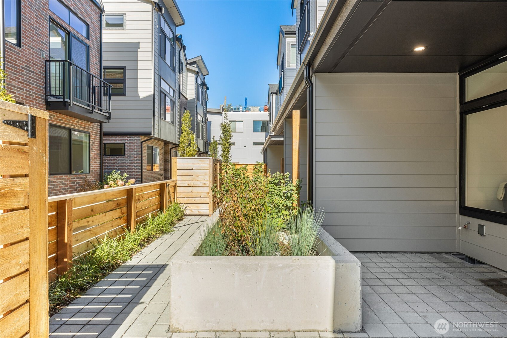 8333 H 12th Avenue NW