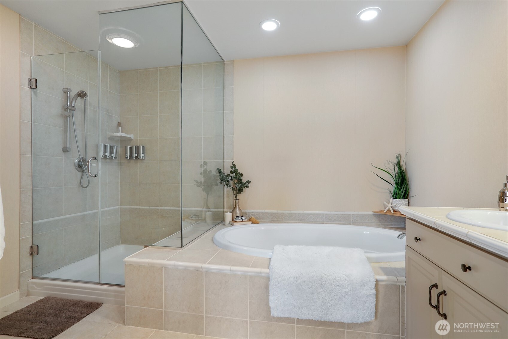 6042 Seaview Avenue NW Unit: 404
