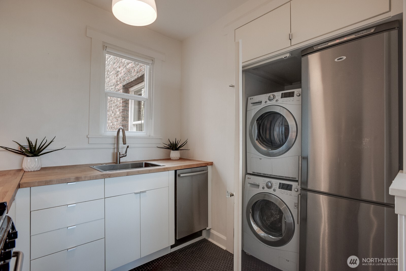 214 Summit Avenue E Unit: 402