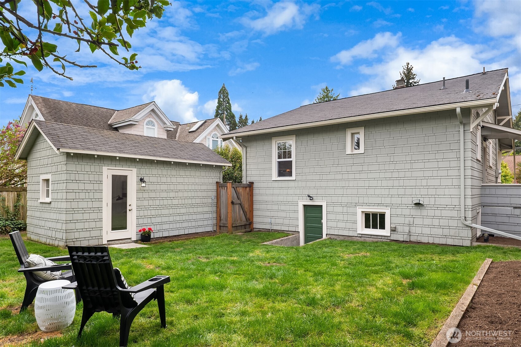 6044 25th Avenue NE