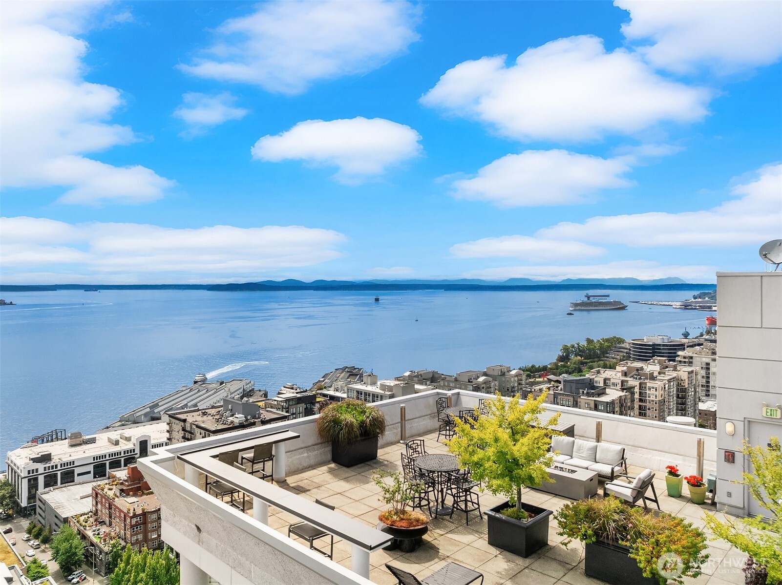 121 Vine Street Unit: 2506