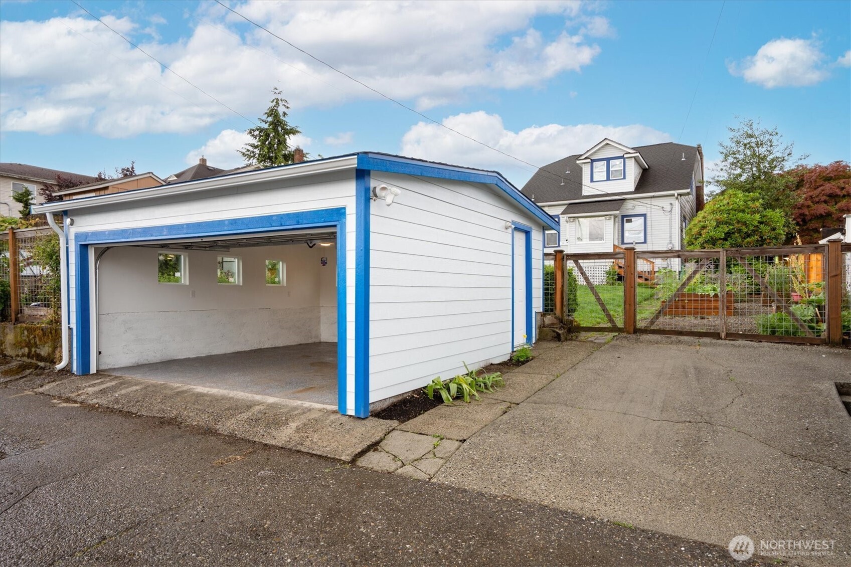3607 Hoyt Avenue