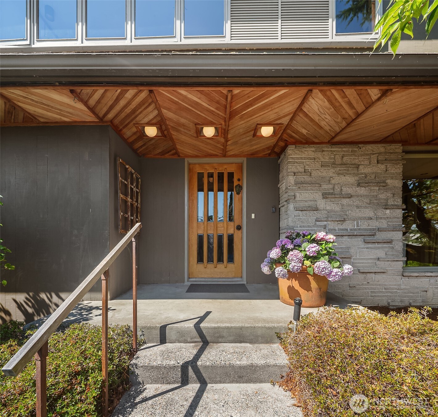 3023 E Laurelhurst Drive NE