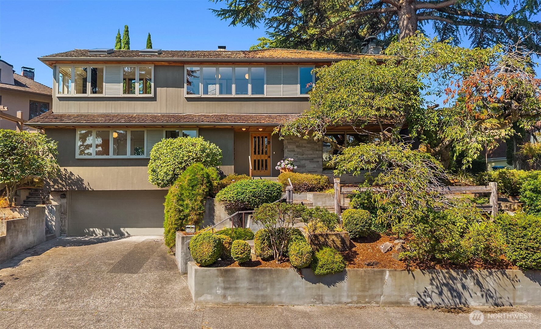 3023 E Laurelhurst Drive NE