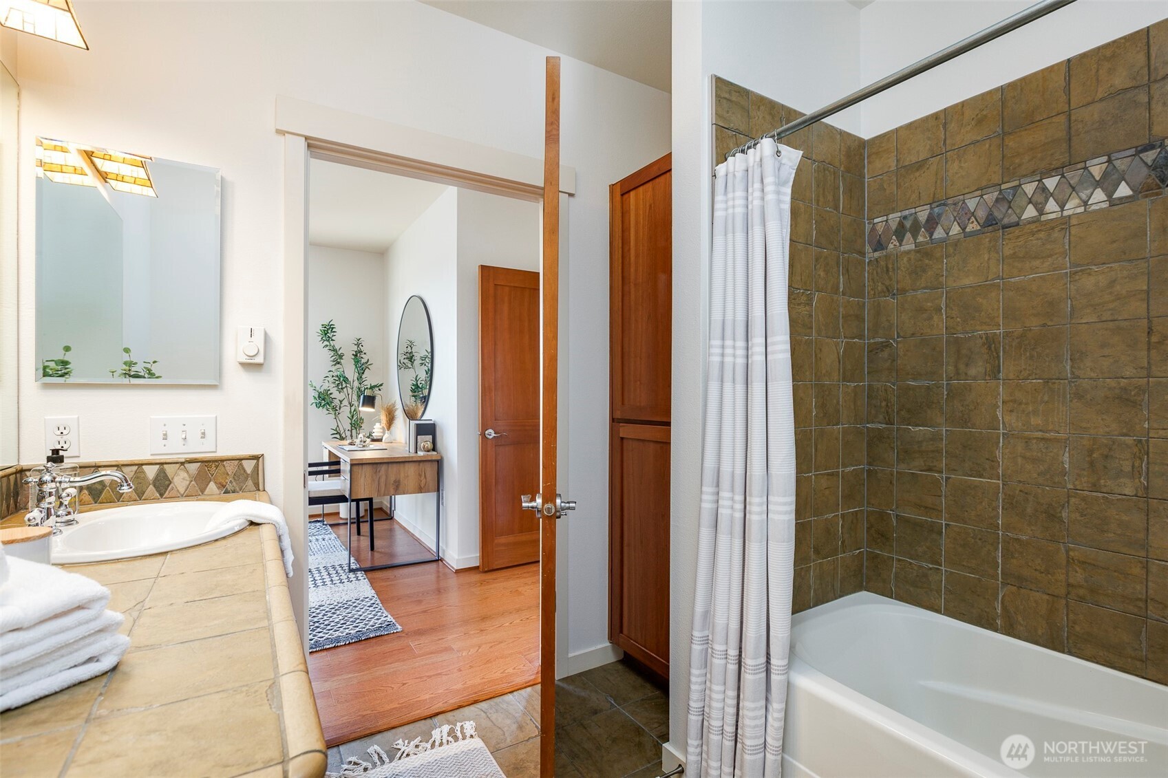 6015 Phinney Avenue N Unit: 409