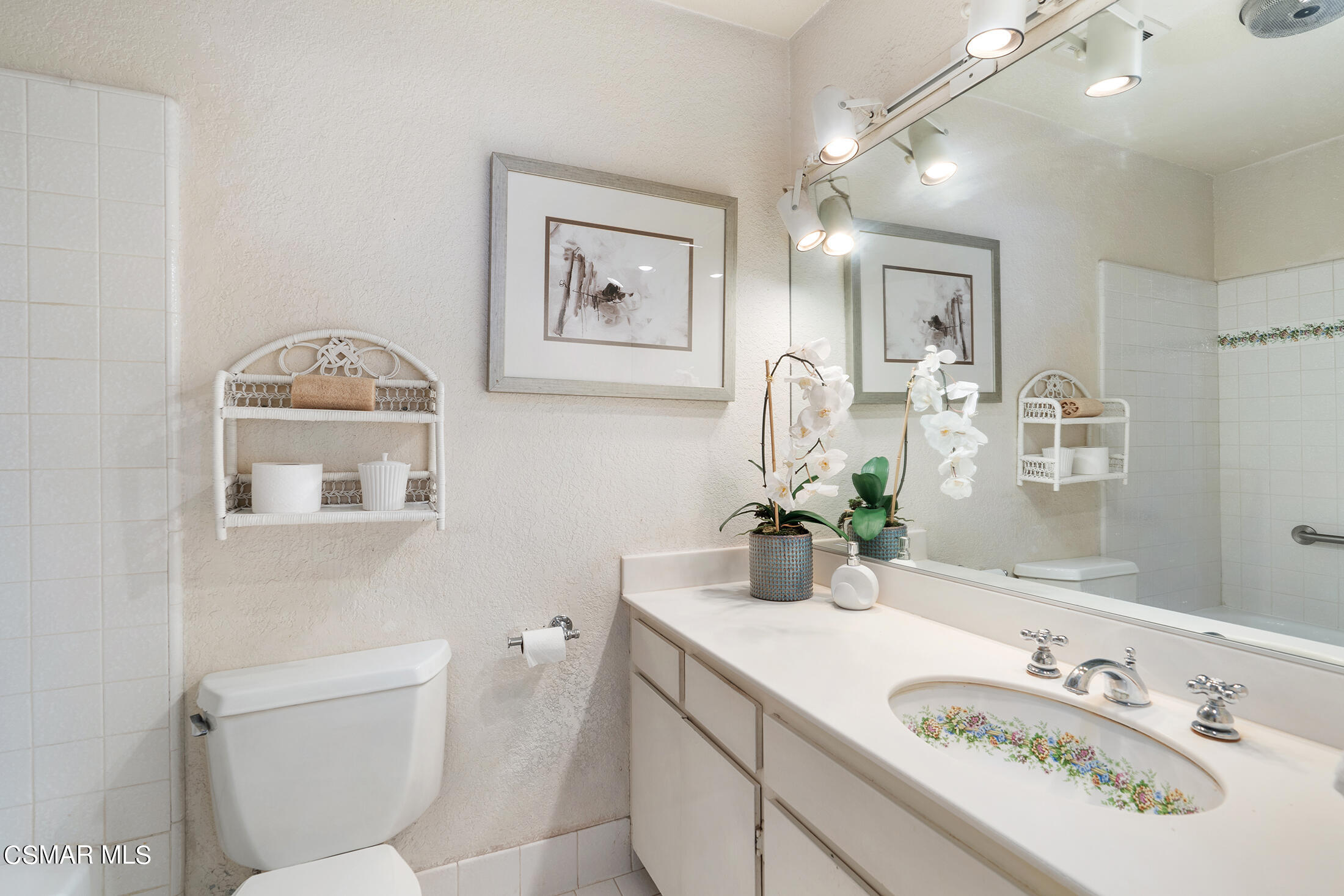 837 N West Knoll Drive, 117