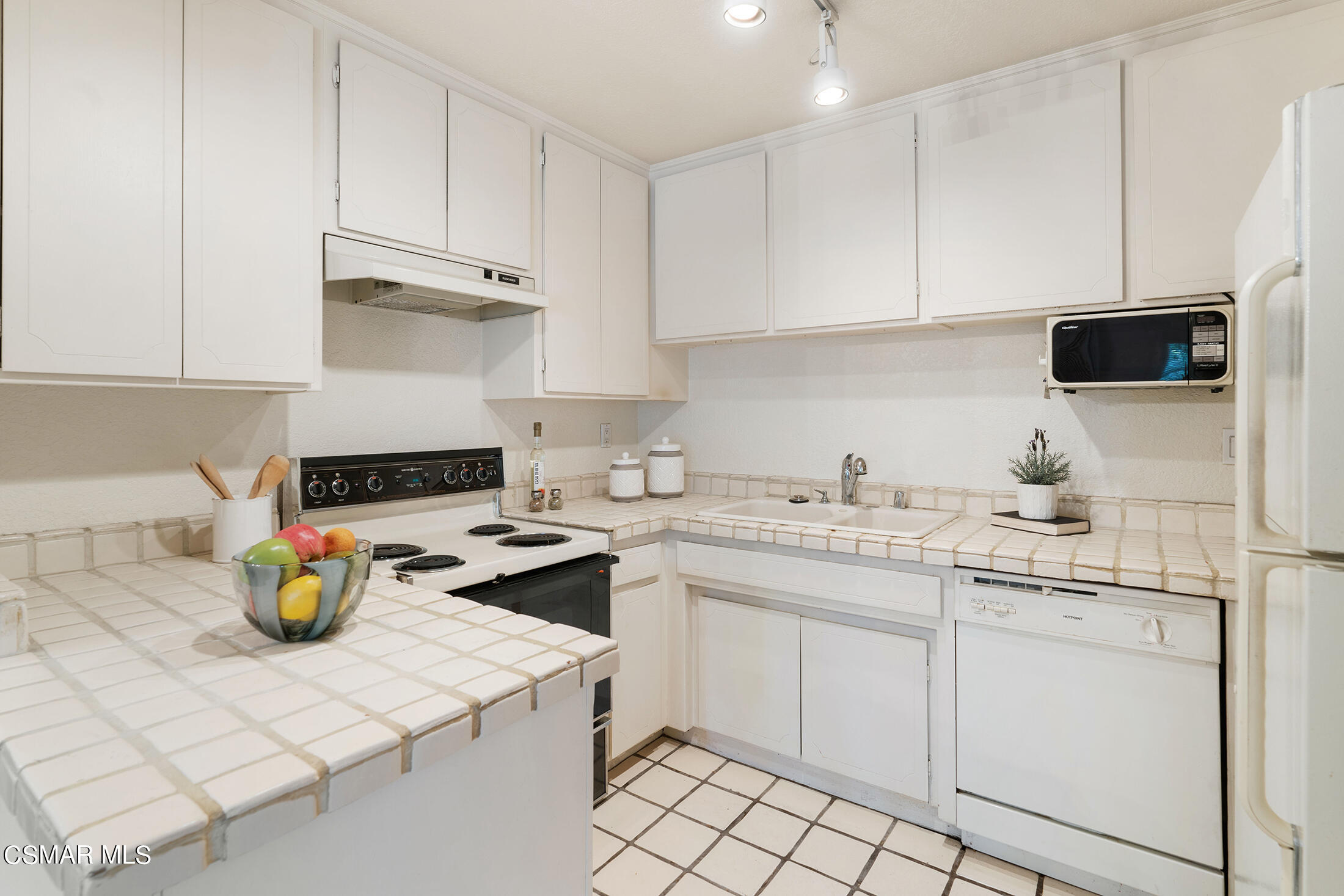 837 N West Knoll Drive, 117