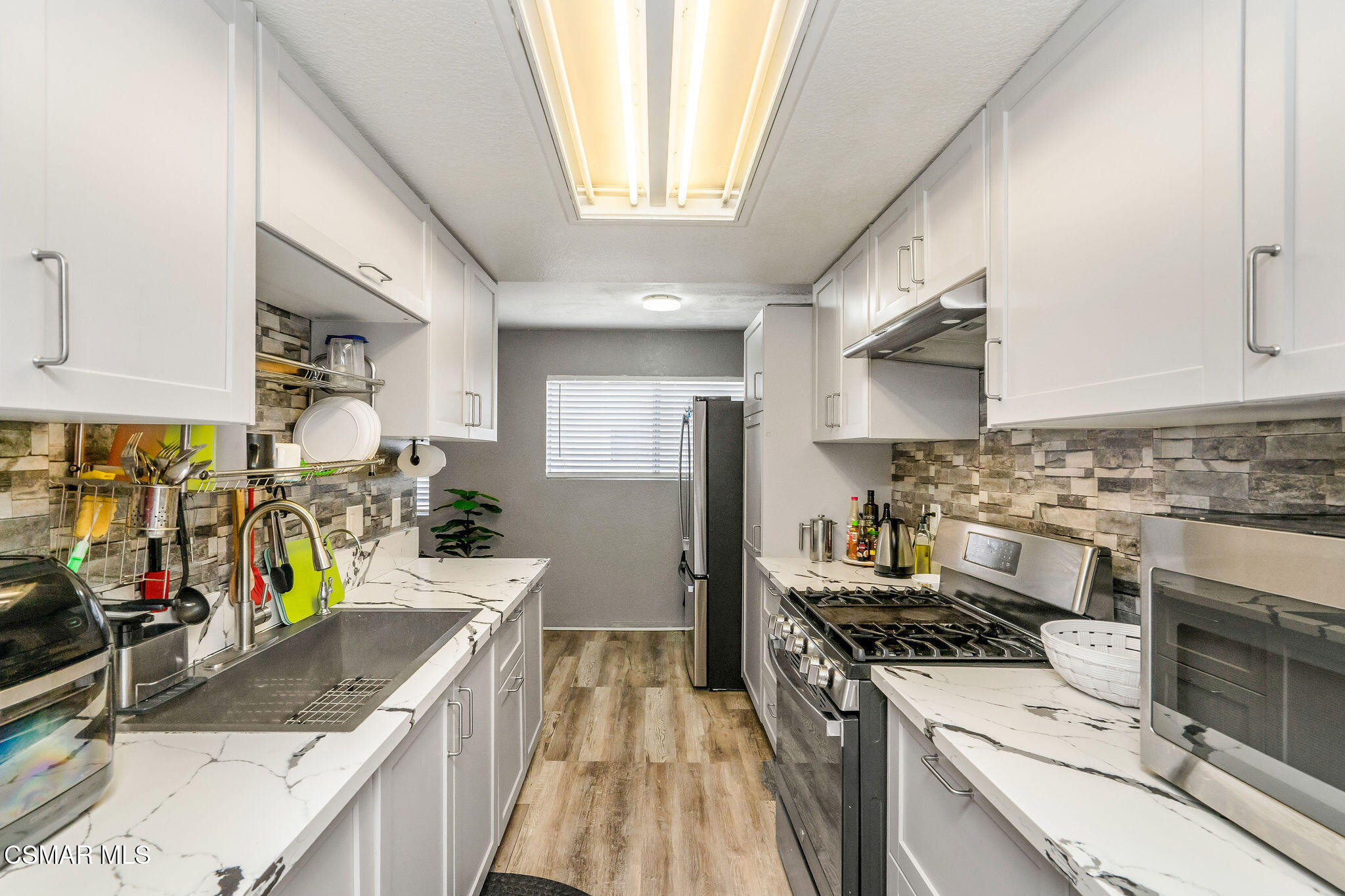 10215 Variel Avenue, 11