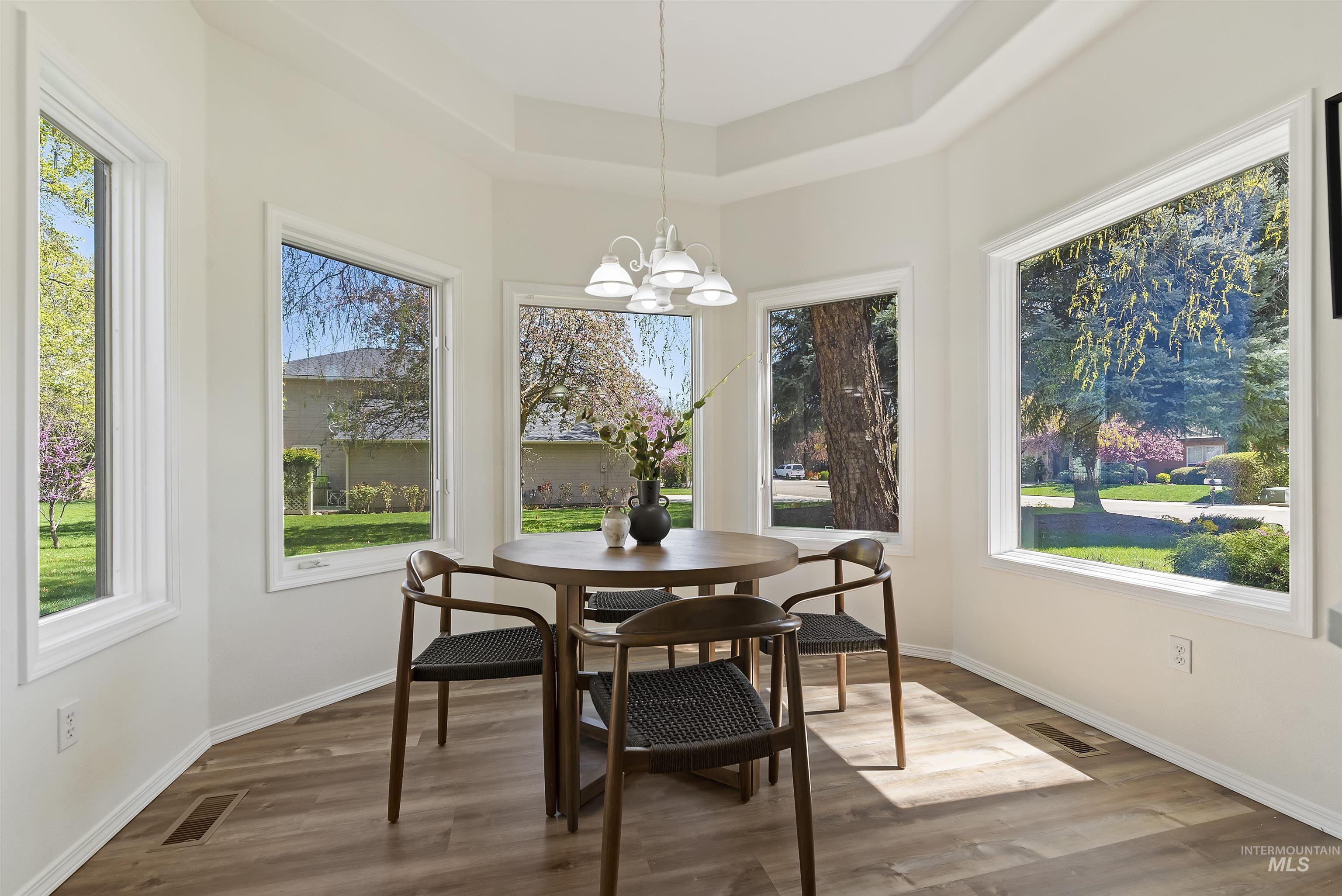 5402 N Hickory Burr