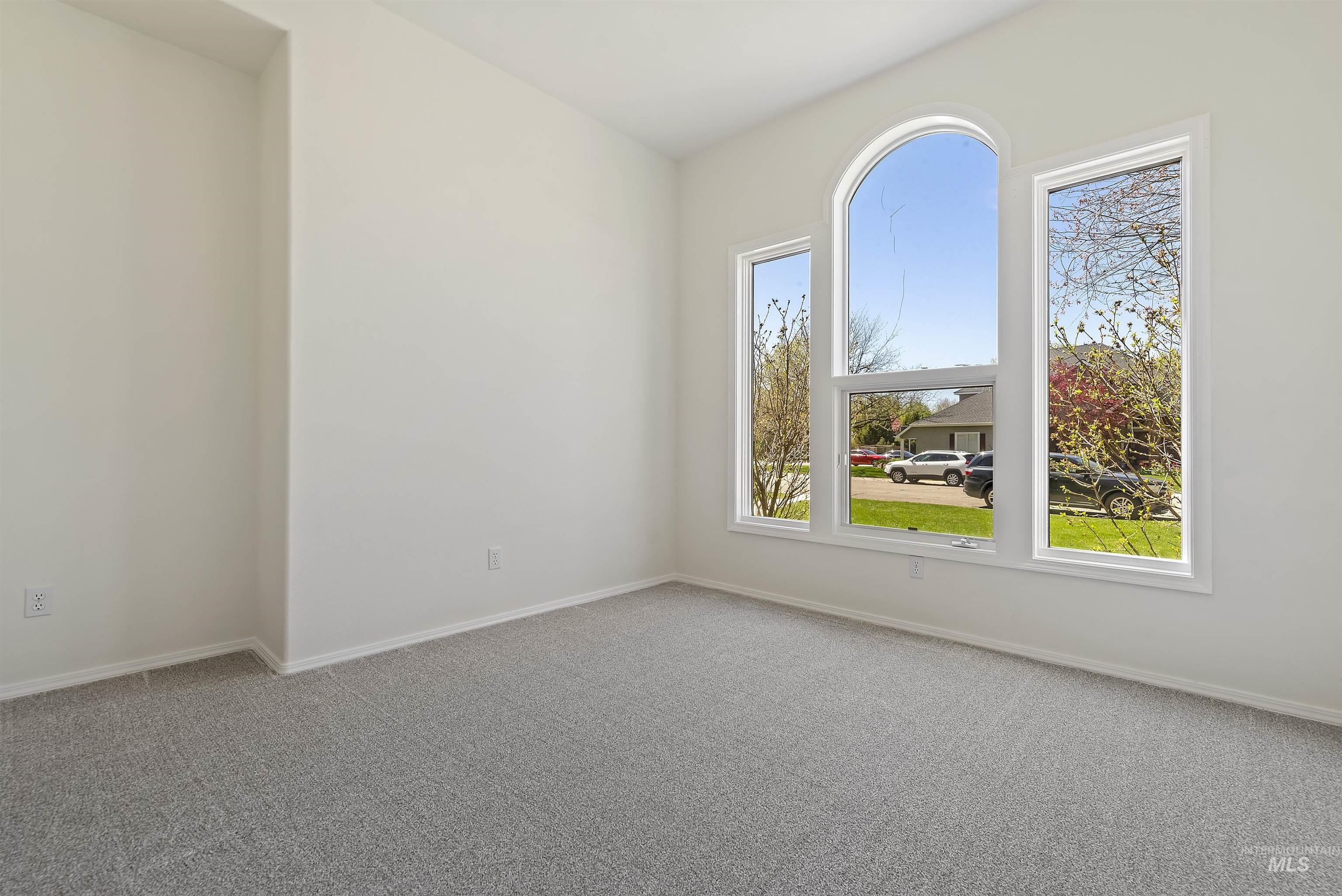 5402 N Hickory Burr