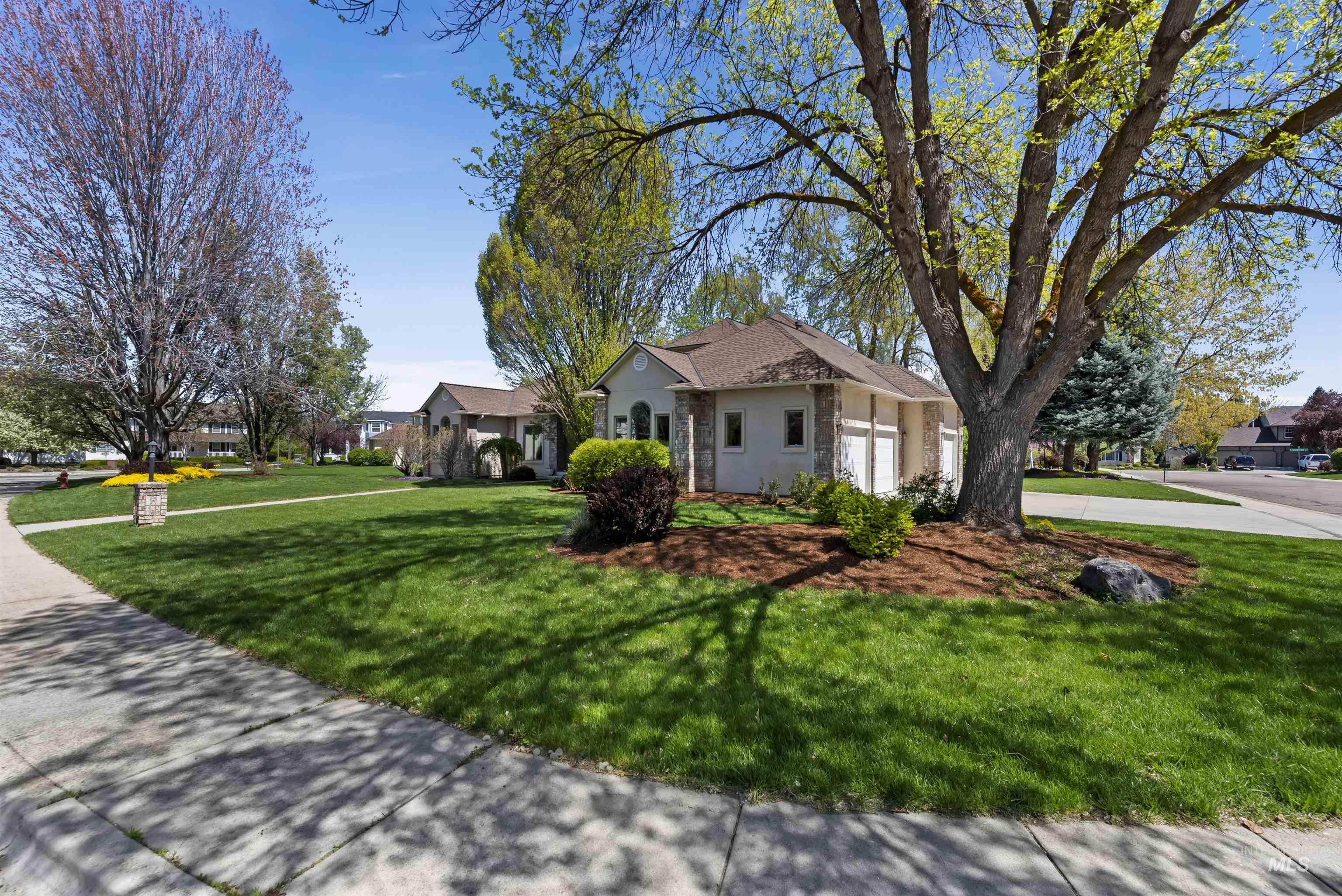 5402 N Hickory Burr