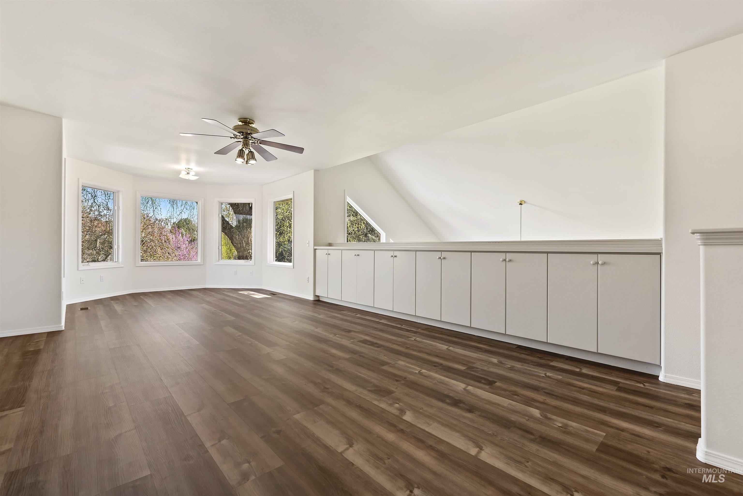 5402 N Hickory Burr