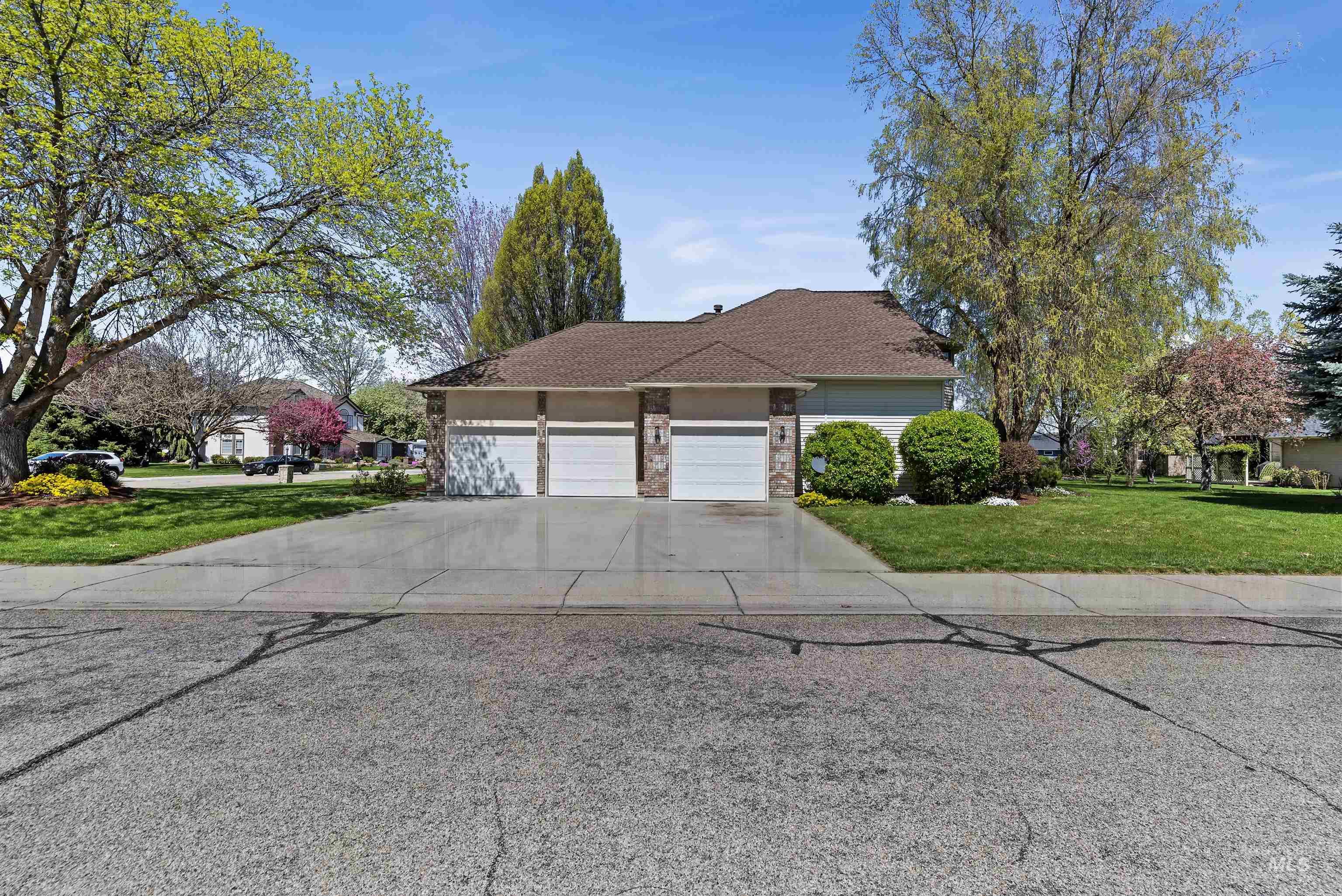 5402 N Hickory Burr