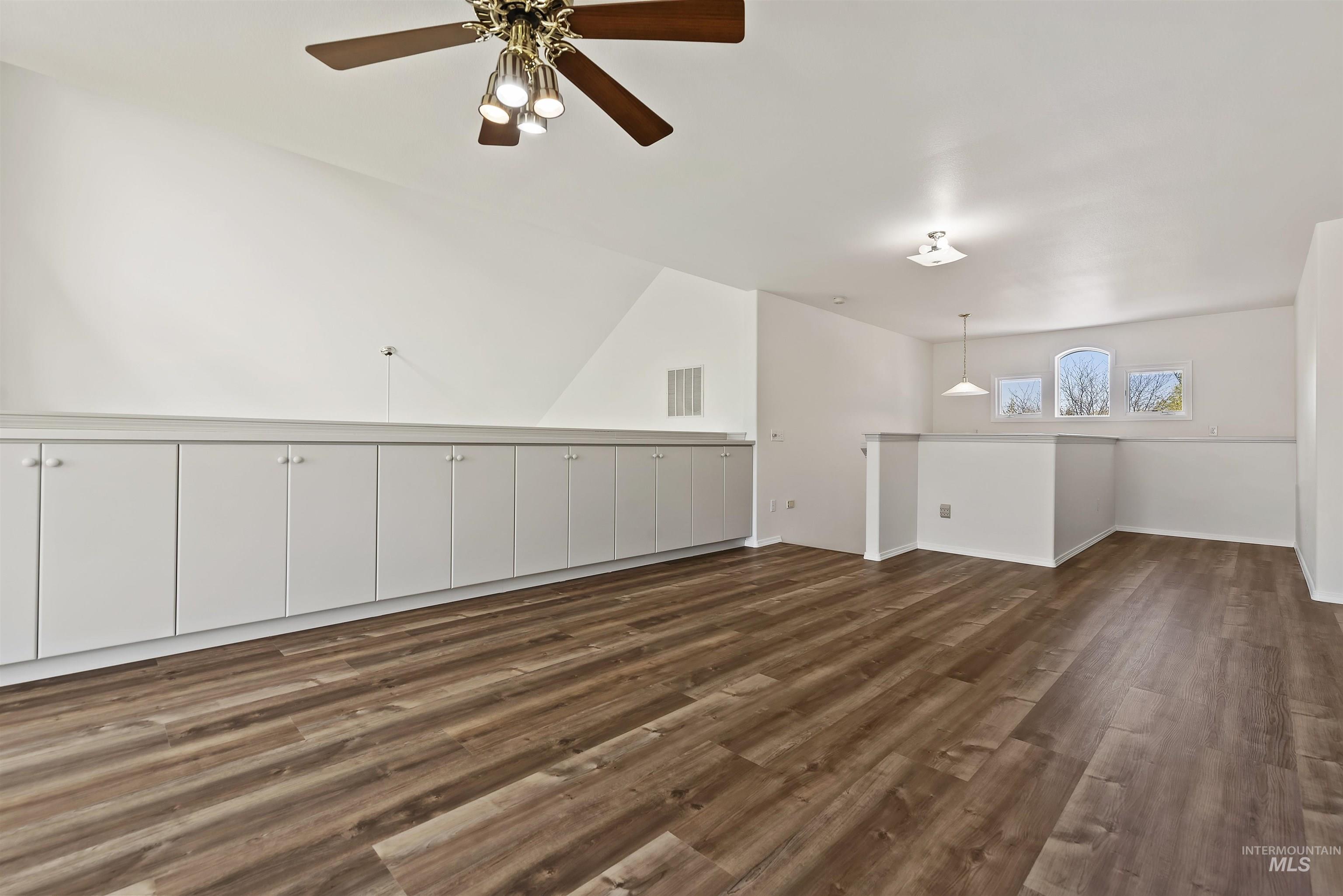 5402 N Hickory Burr