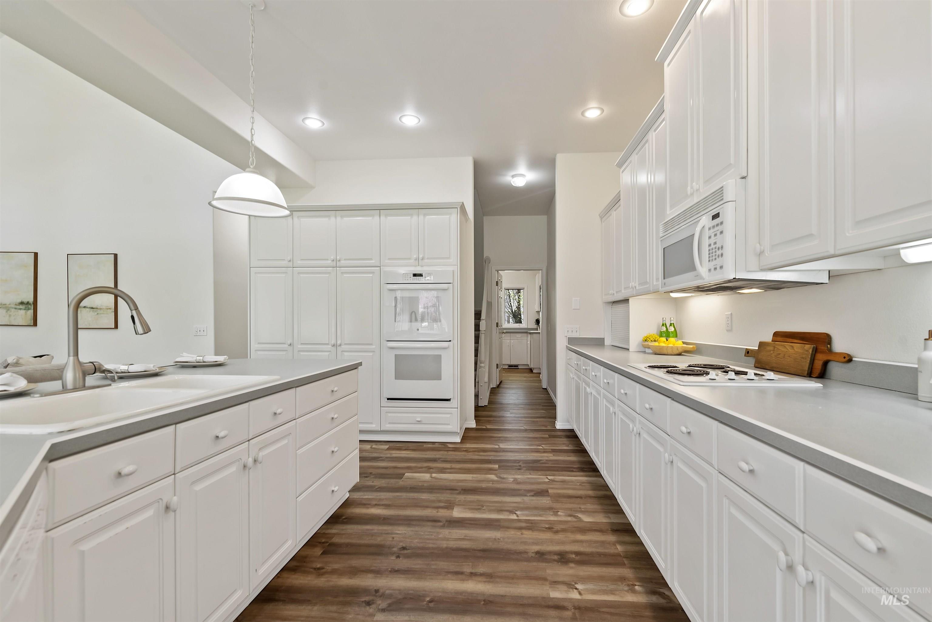 5402 N Hickory Burr