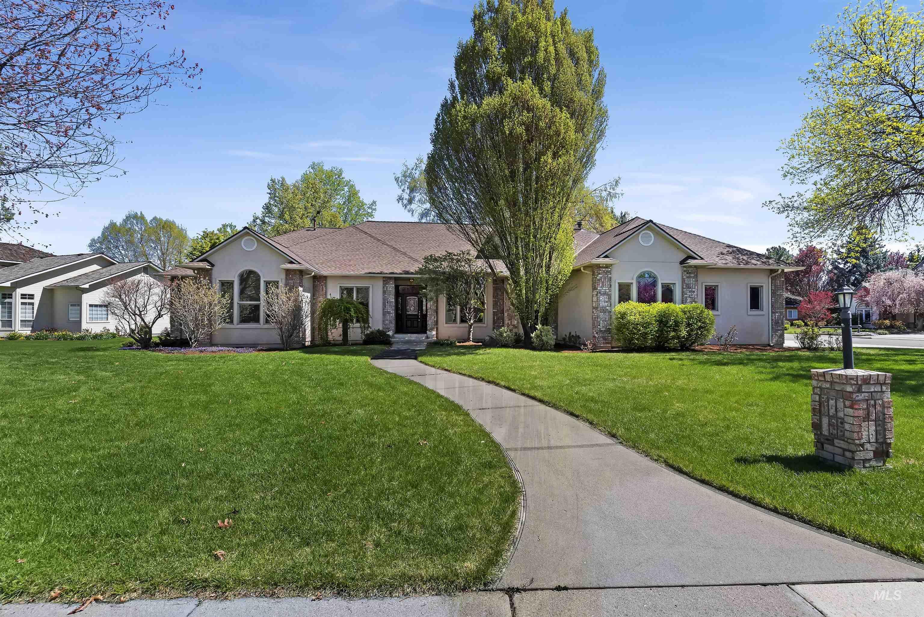 5402 N Hickory Burr