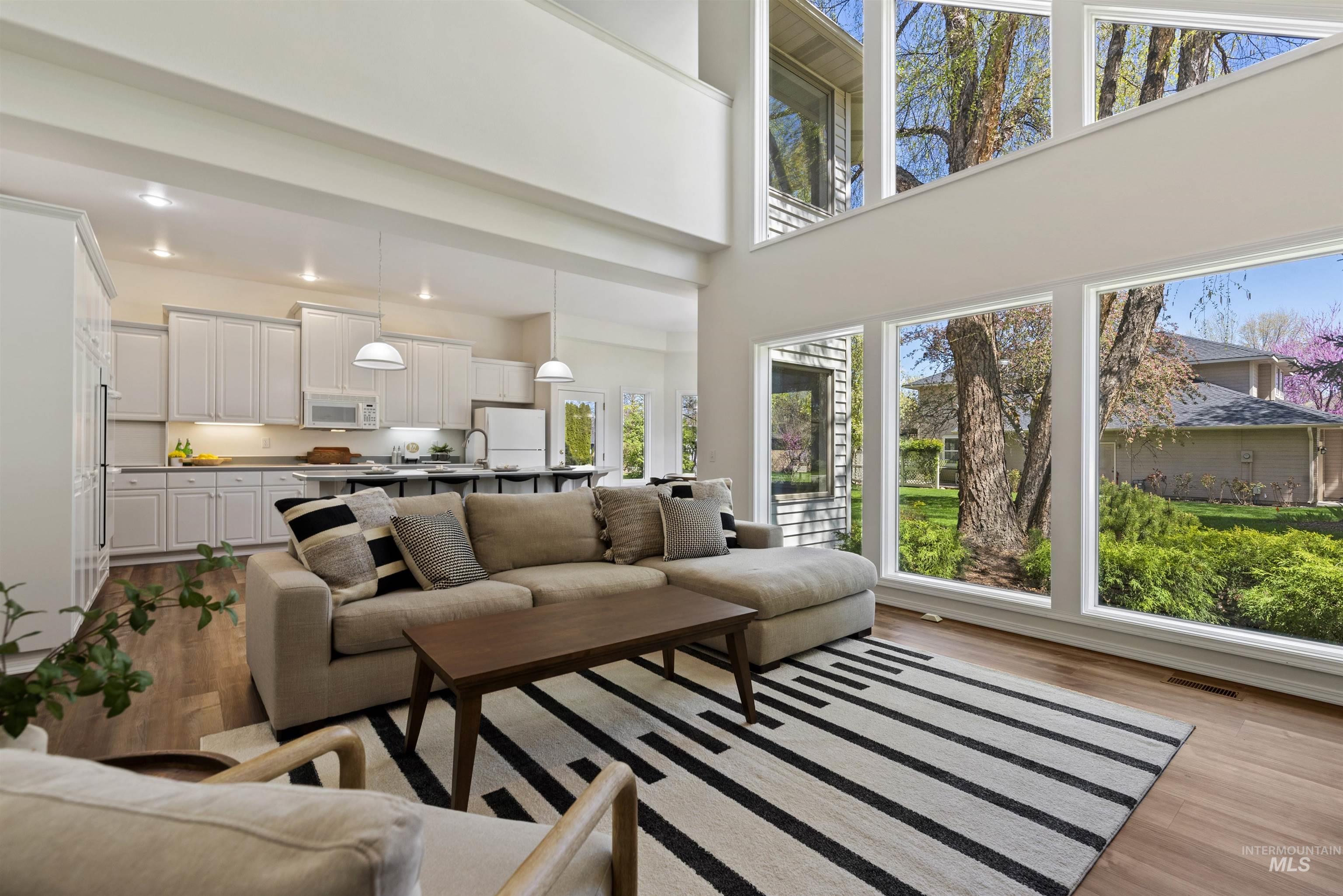 5402 N Hickory Burr