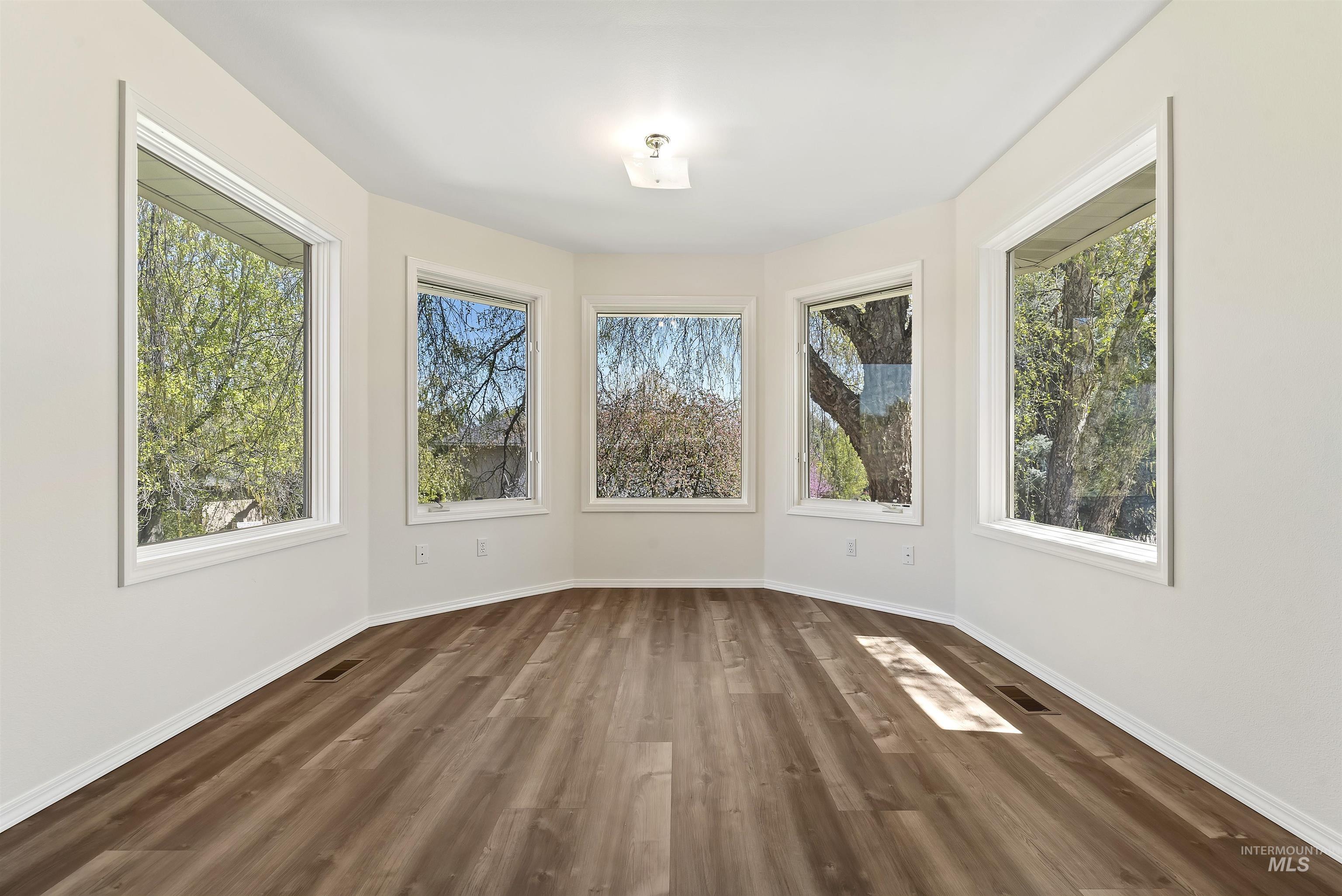 5402 N Hickory Burr