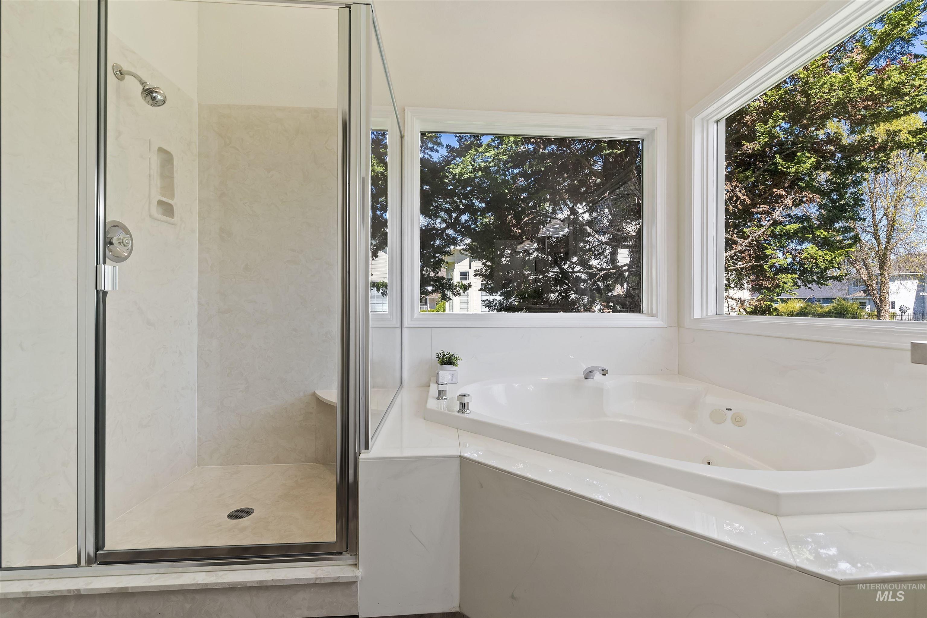 5402 N Hickory Burr