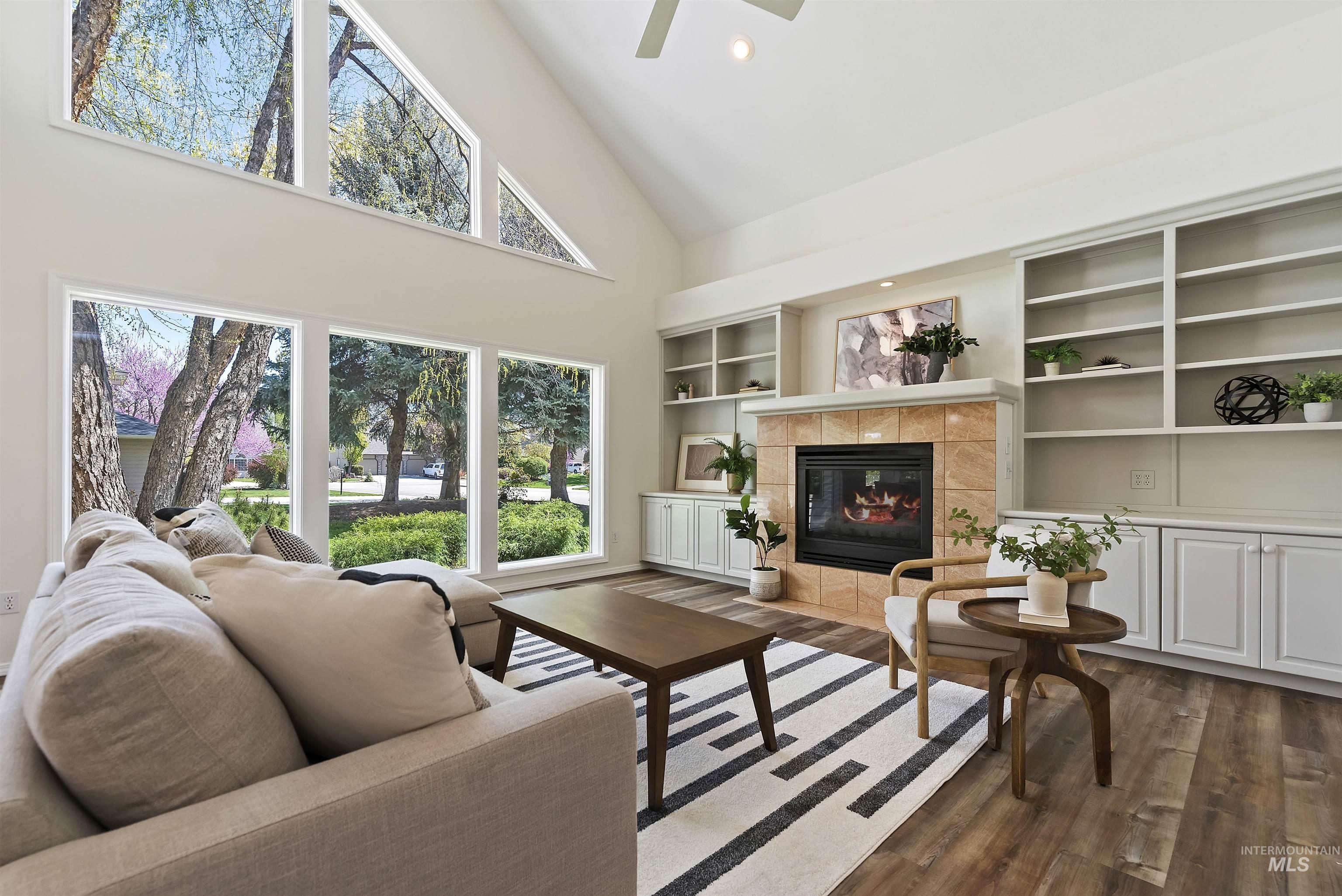 5402 N Hickory Burr