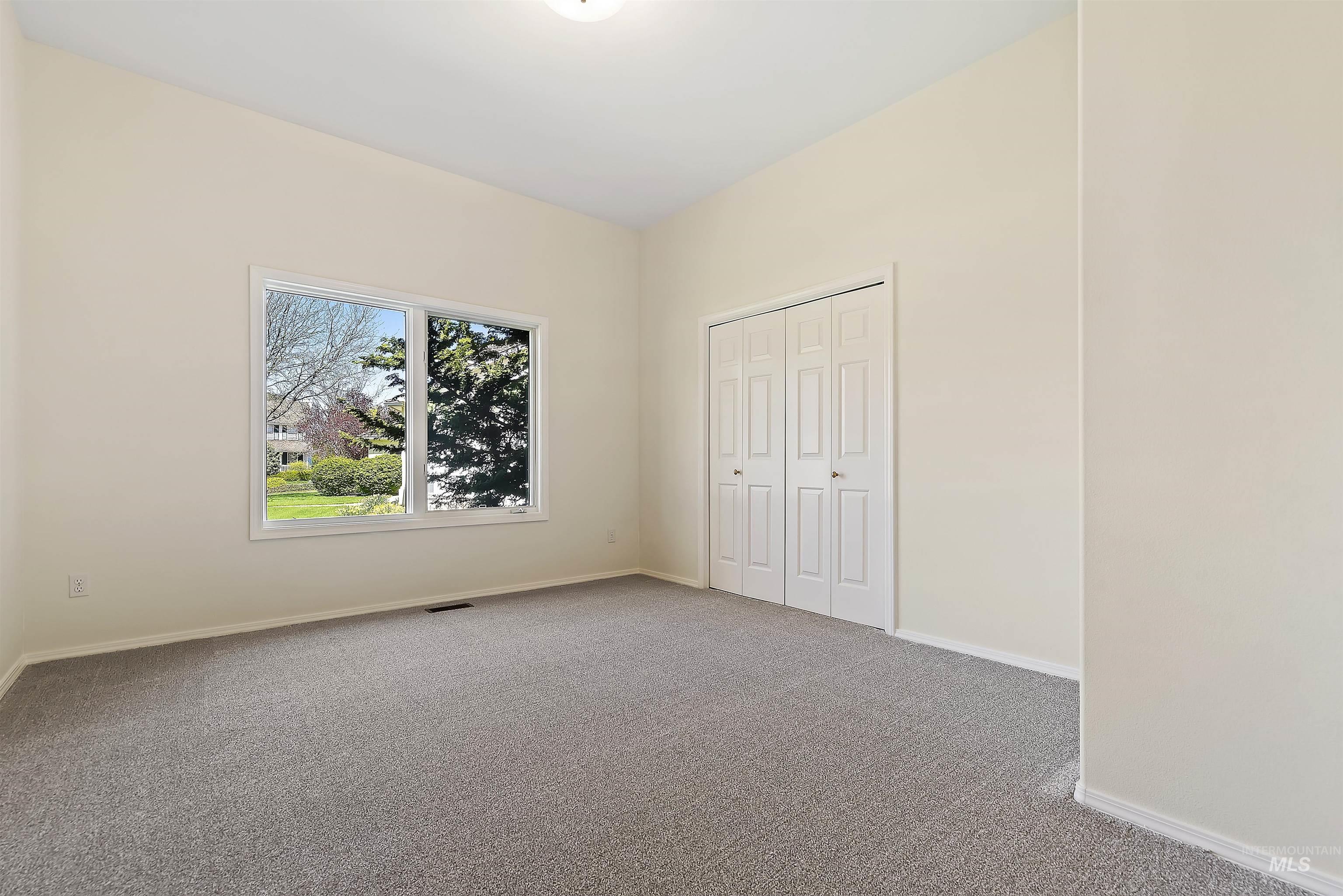5402 N Hickory Burr