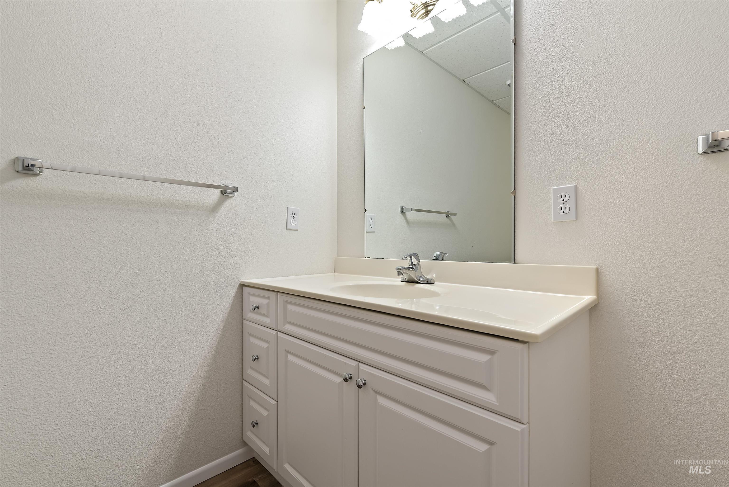 5402 N Hickory Burr