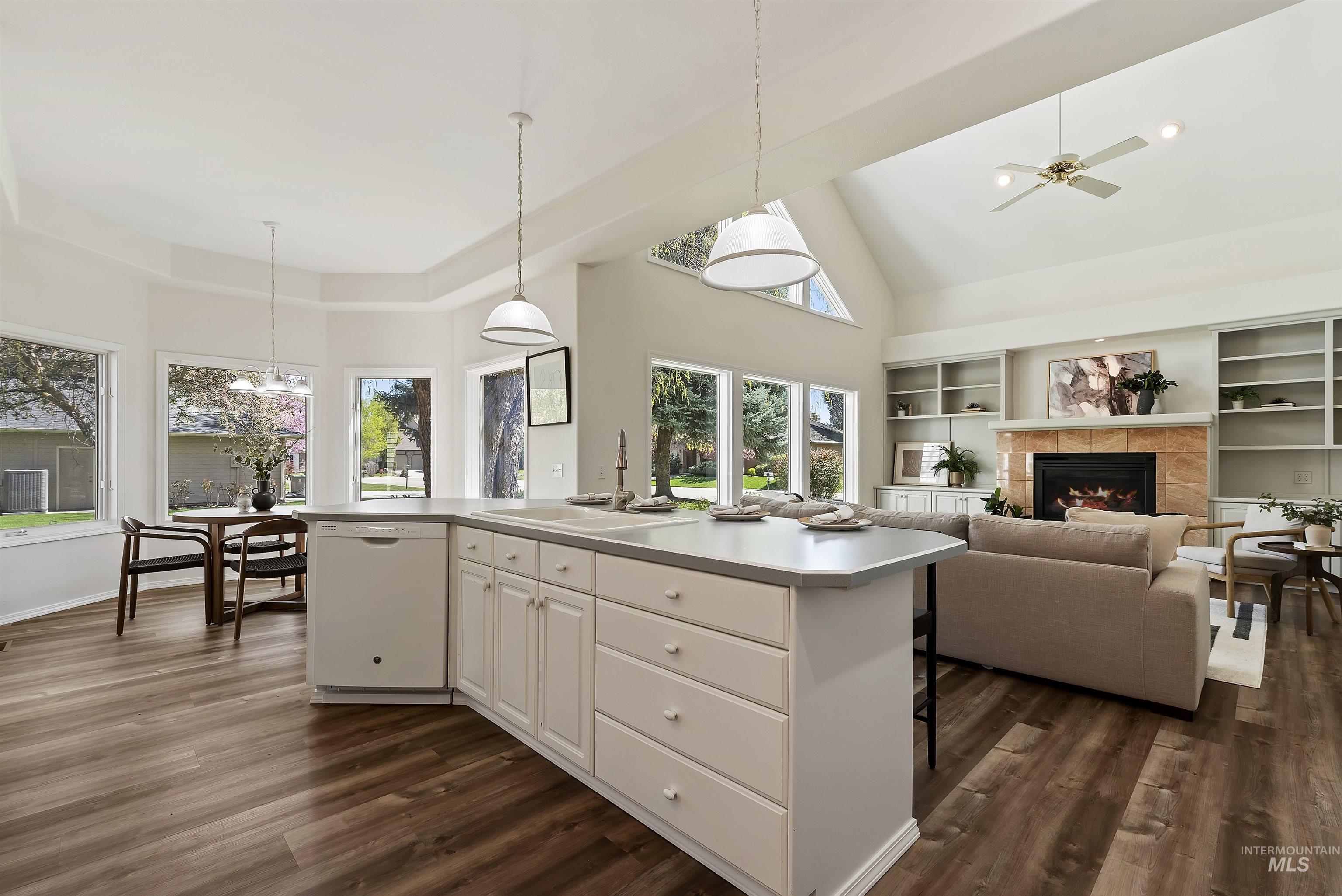 5402 N Hickory Burr