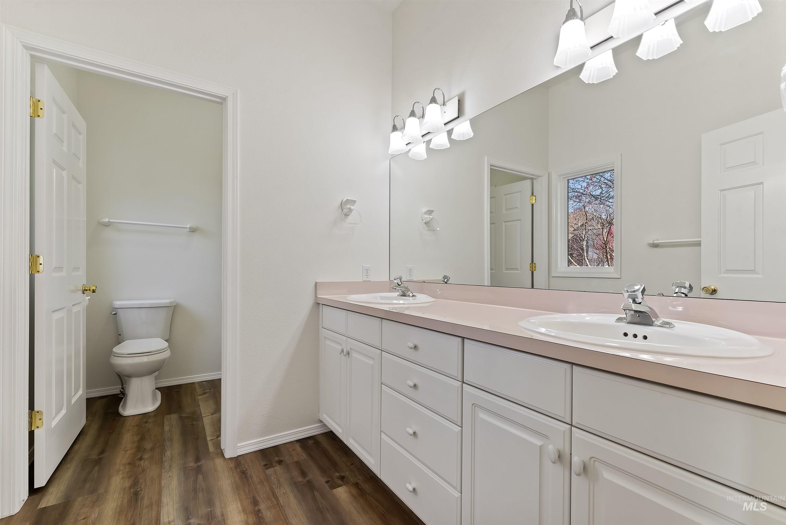 5402 N Hickory Burr