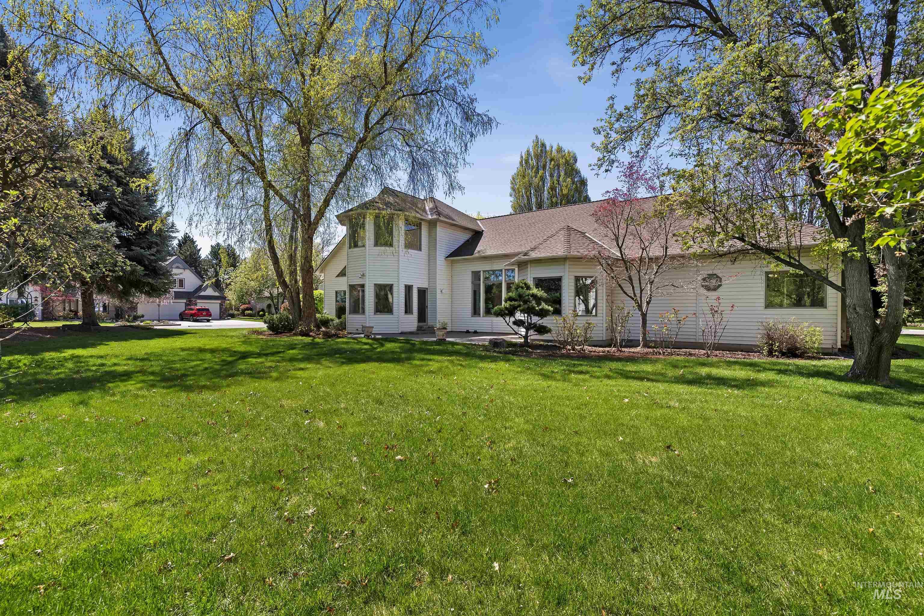 5402 N Hickory Burr