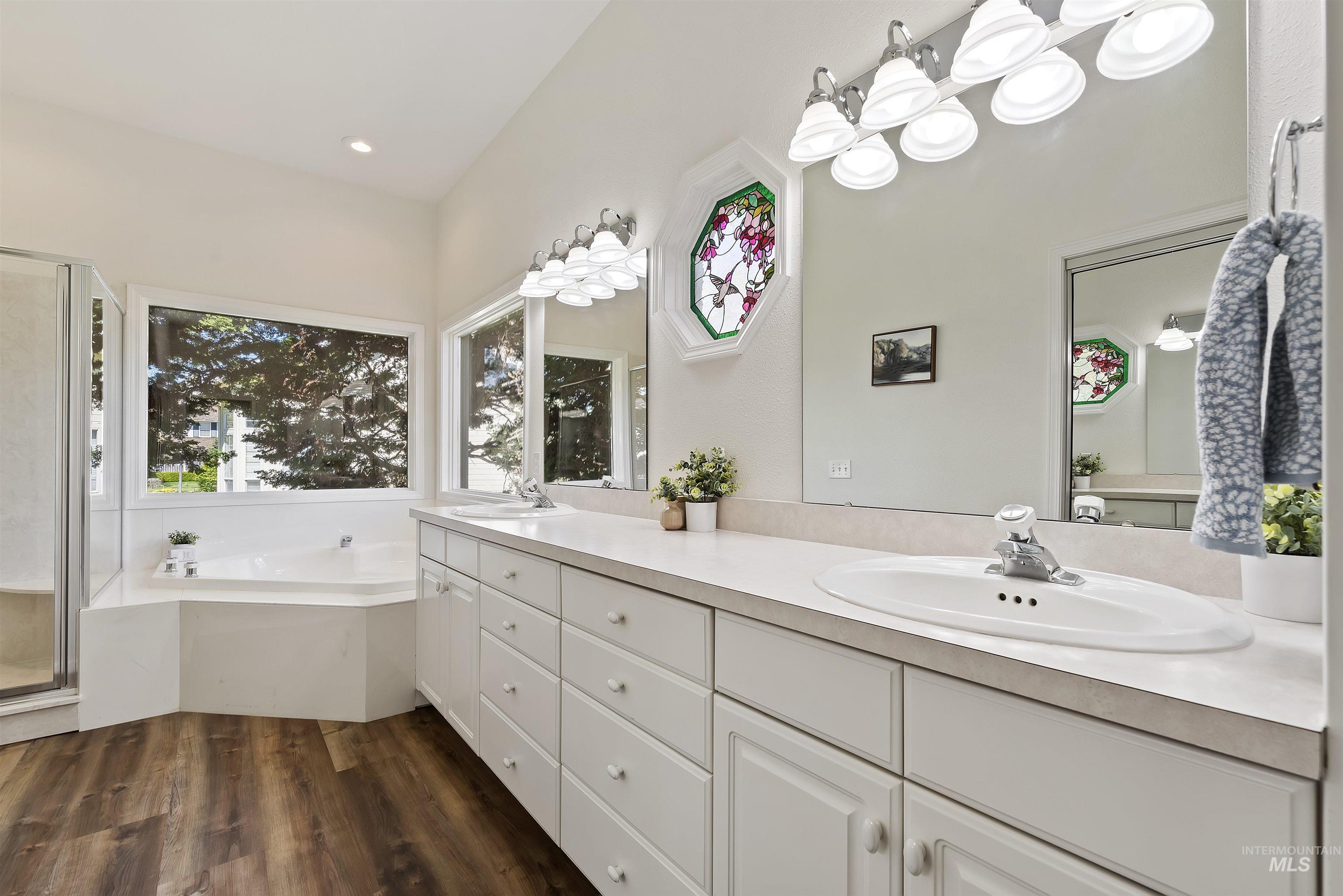 5402 N Hickory Burr