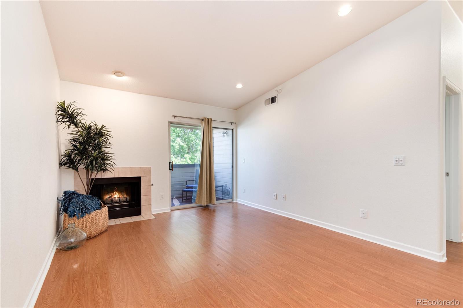 444 S Kittredge Street Unit: 304