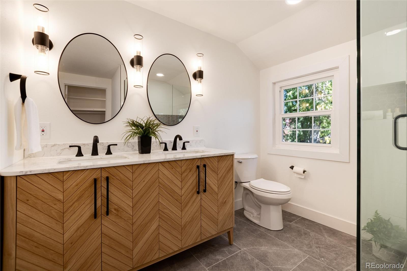 7024 S Oneida Circle