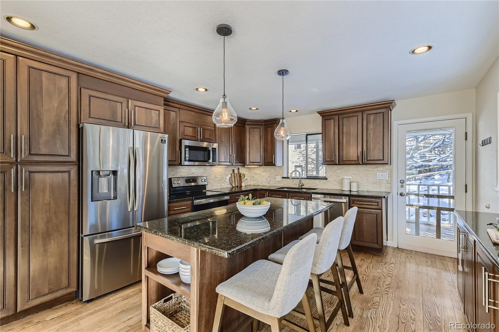 8140 Lakeshore Drive