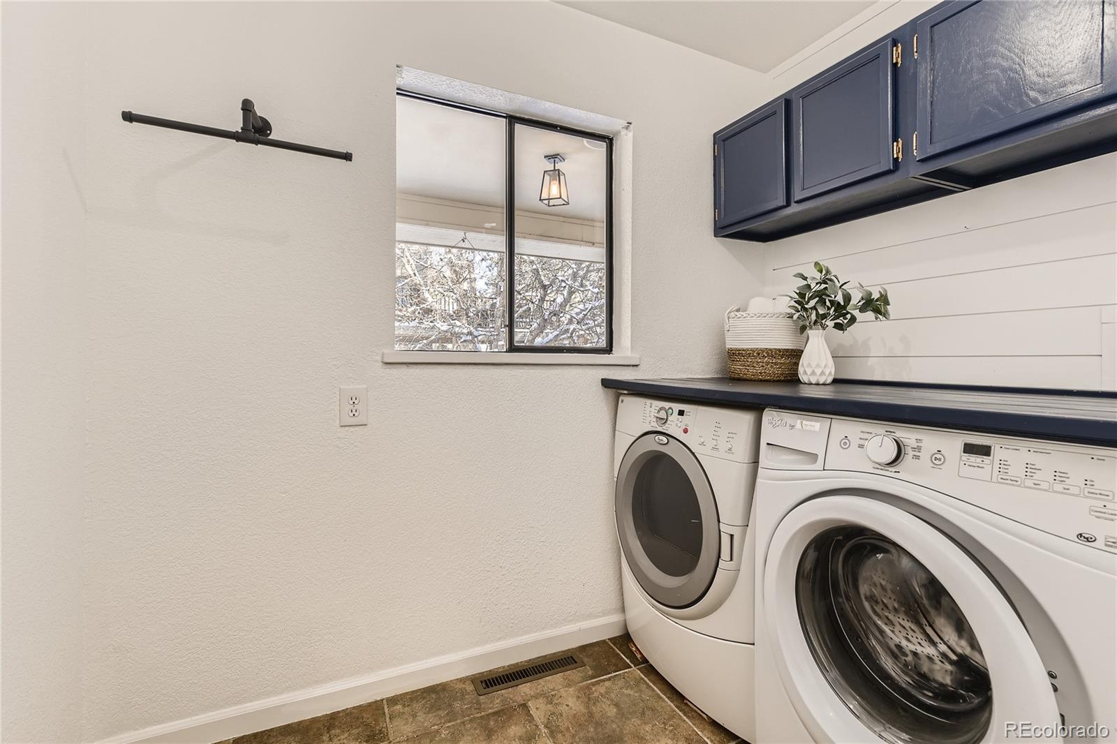 8140 Lakeshore Drive