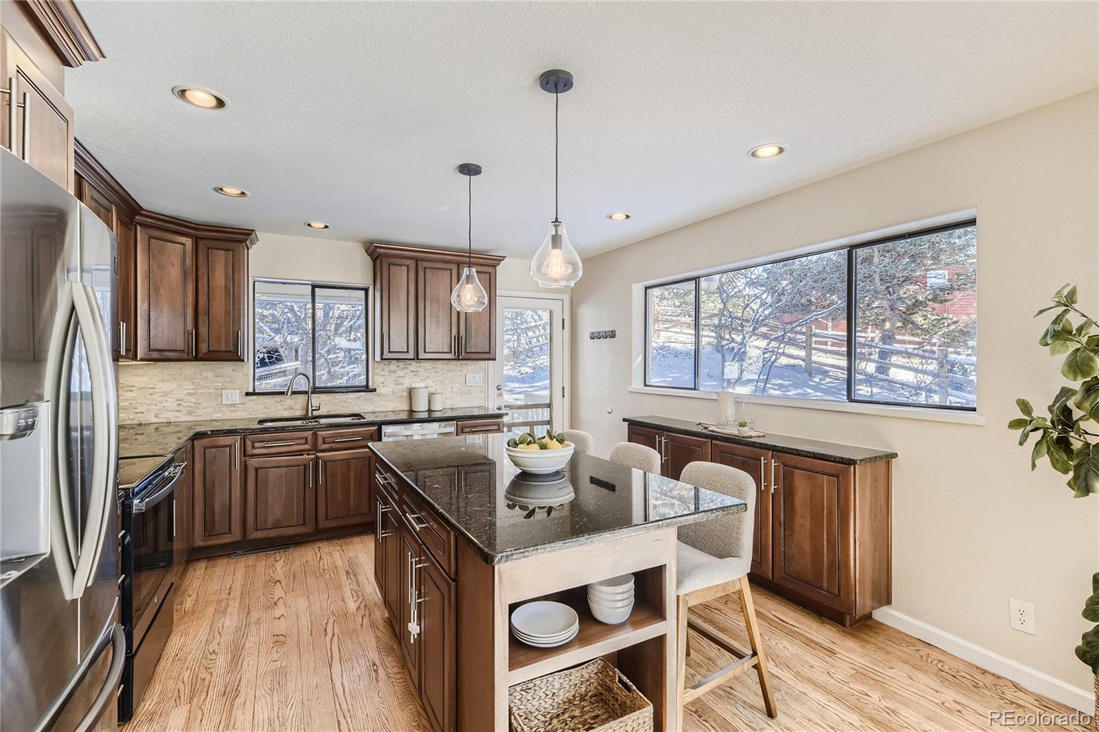 8140 Lakeshore Drive