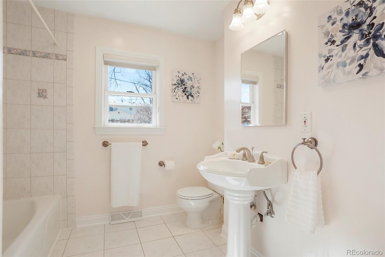 5480 W Rowland Avenue