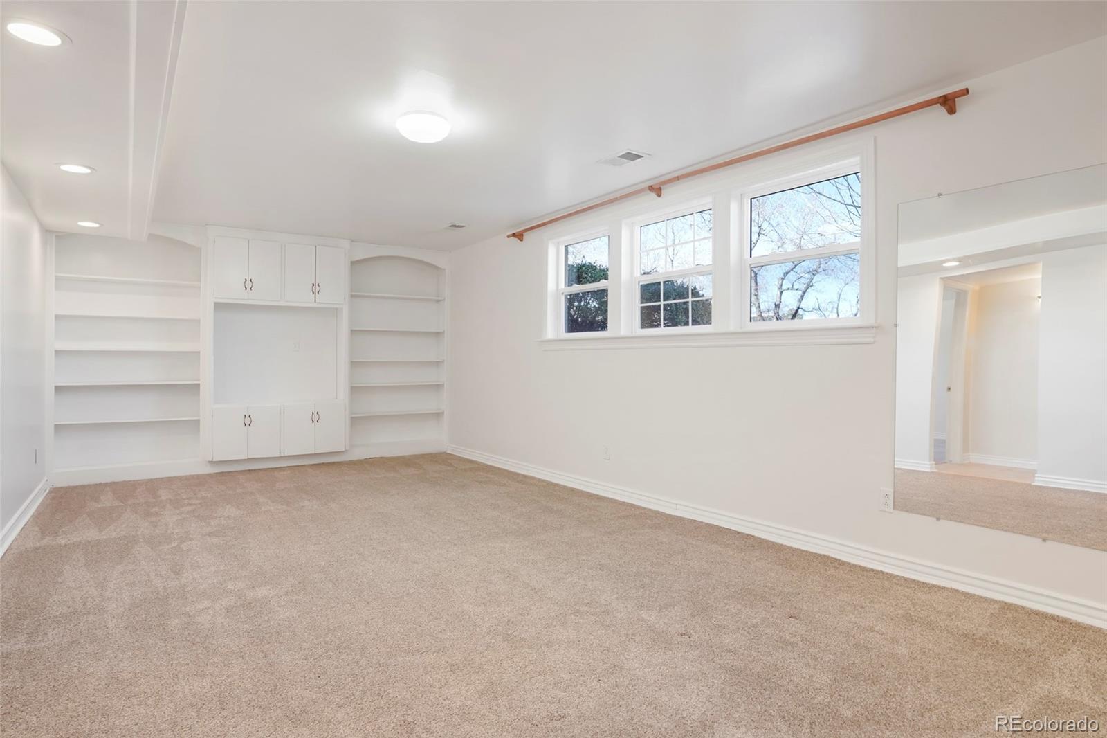 5480 W Rowland Avenue