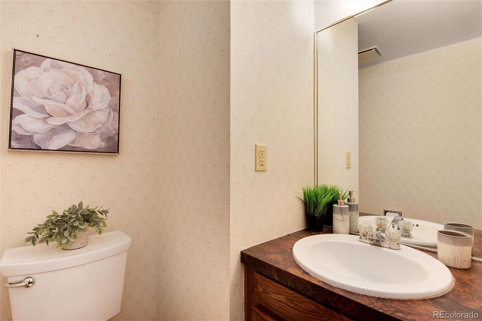 2719 E Fremont Place