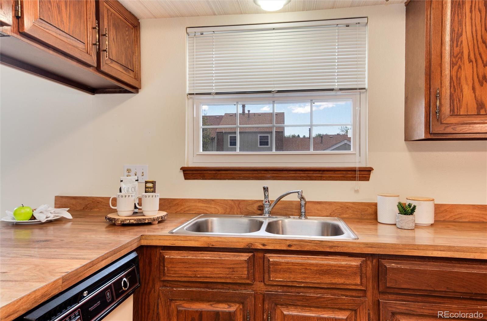 2719 E Fremont Place