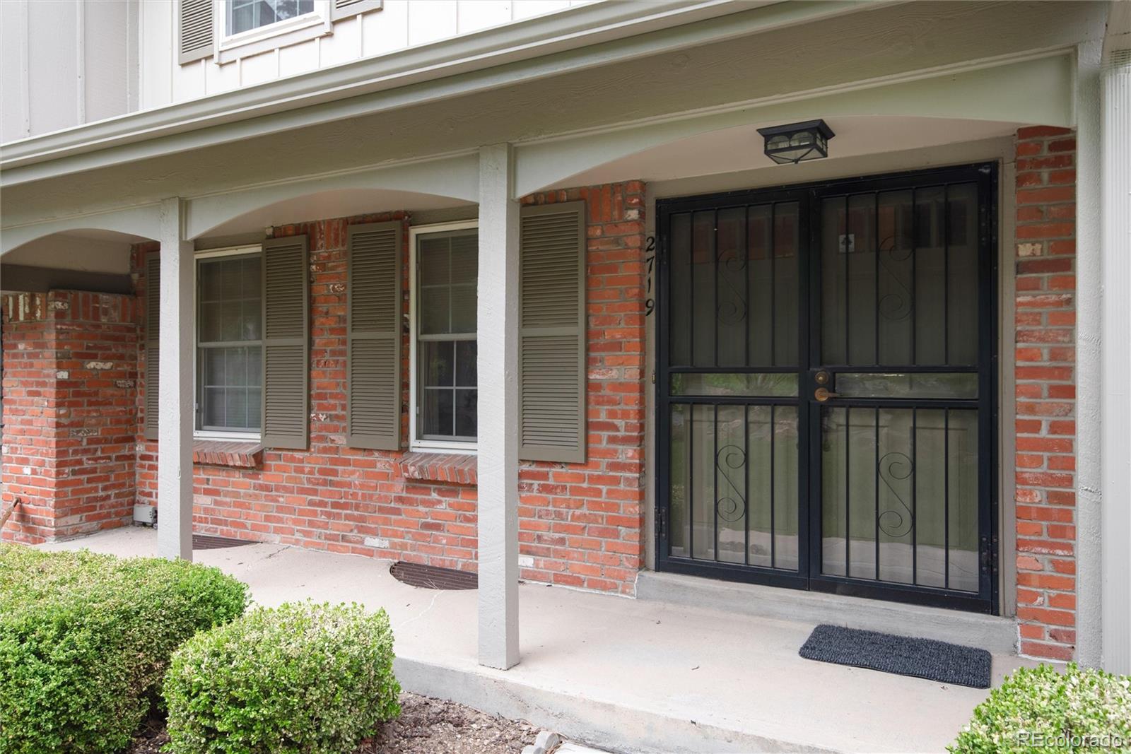 2719 E Fremont Place