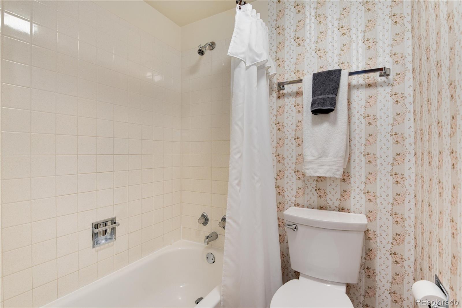 2719 E Fremont Place