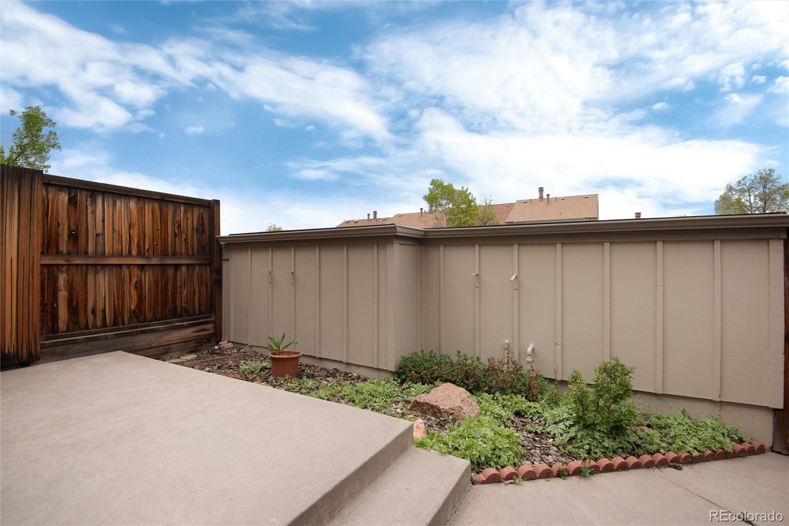 2719 E Fremont Place