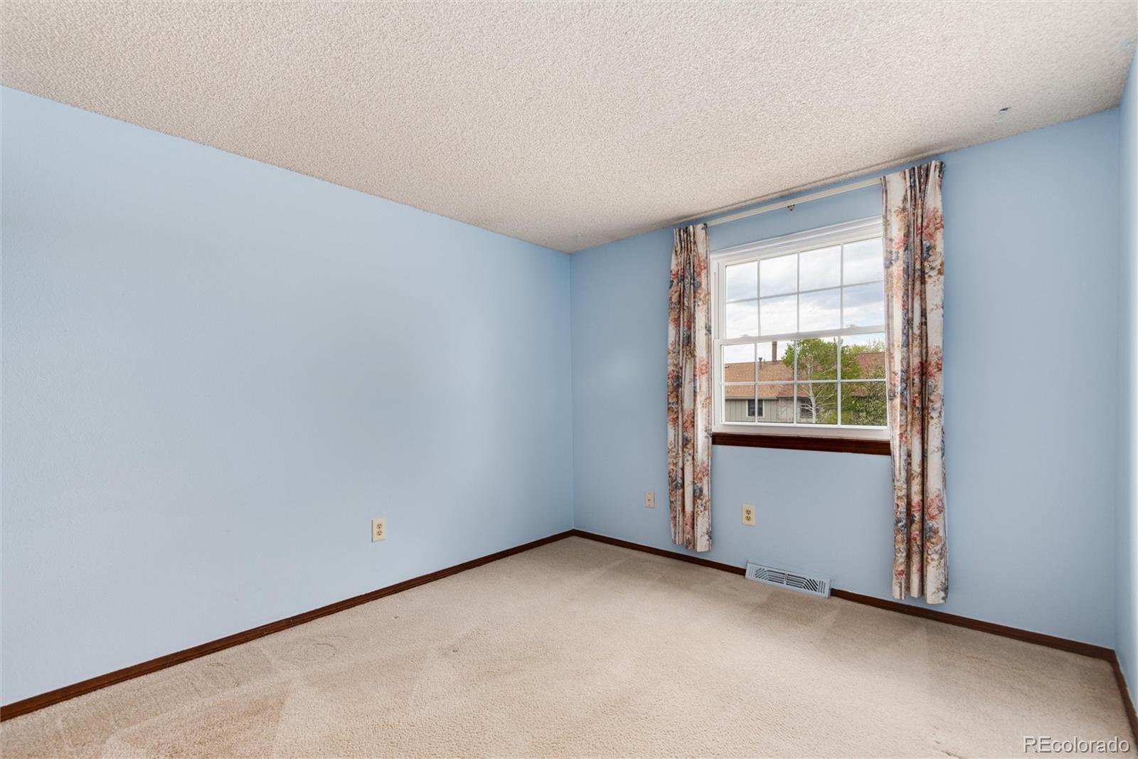 2719 E Fremont Place